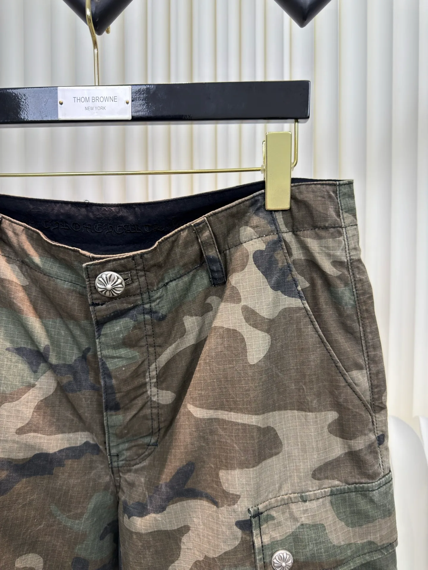 P610 Chrome Hearts camouflage leather and genuine antique silver overalls. The main fabric is dyed with fully divided camouflage. The lining is made of CH jacquard lining. The minimum order is 1000 meters. The whole pants have 14 genuine antique silver hardware. Half of the cost is in the hardware. The leather is made of imported lambskin. Hand-made edge stitching. The embroidery on the waist uses imported Tajima machine. Precision embroidery. Size 32/S 34/M 36/L